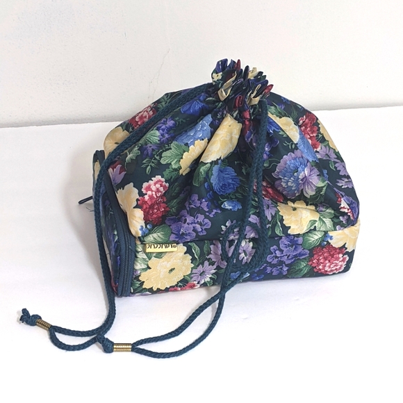 sassaby Other - Super cute vintage Unique makeup bag